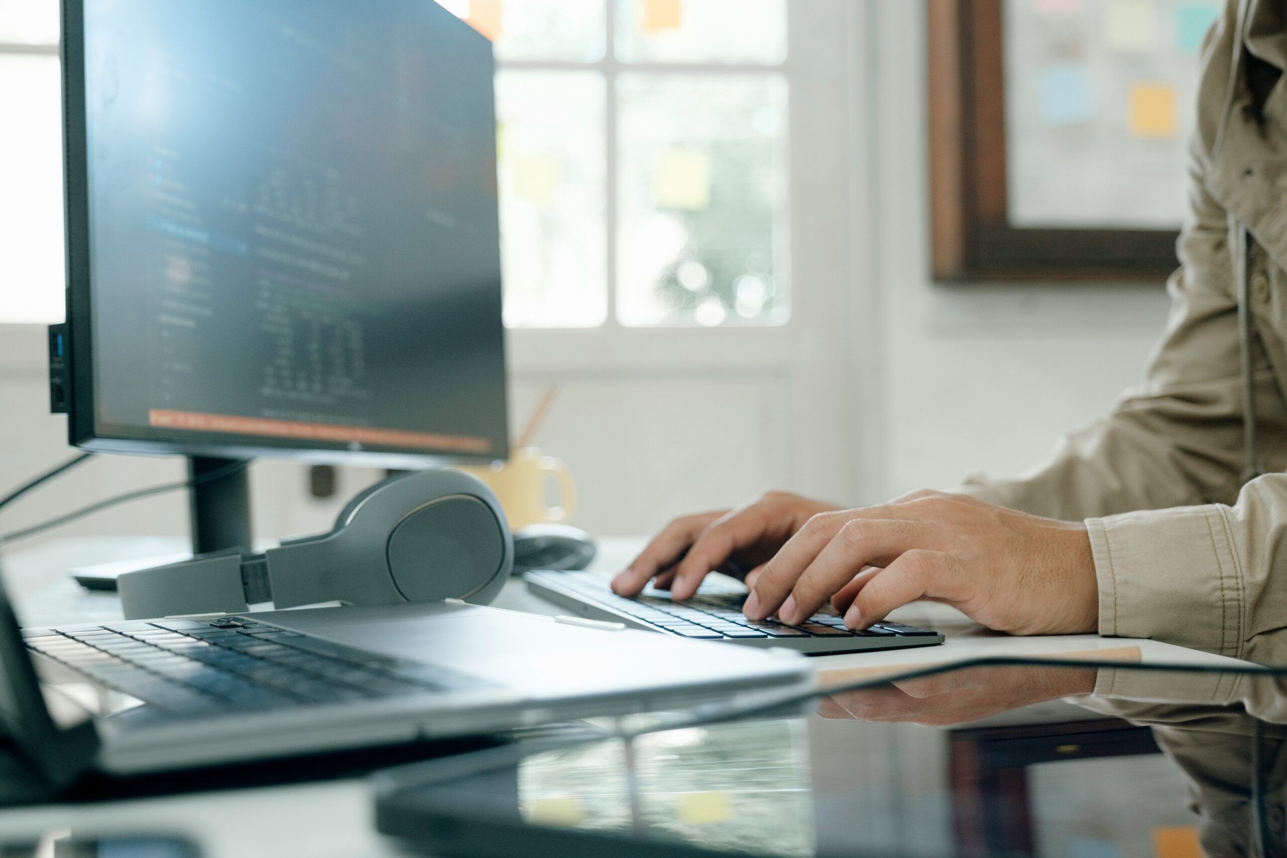 Technical workspace with monitor and keyboard, representing SQL Server bottleneck triage and the analysis of performance signals in a production environment.