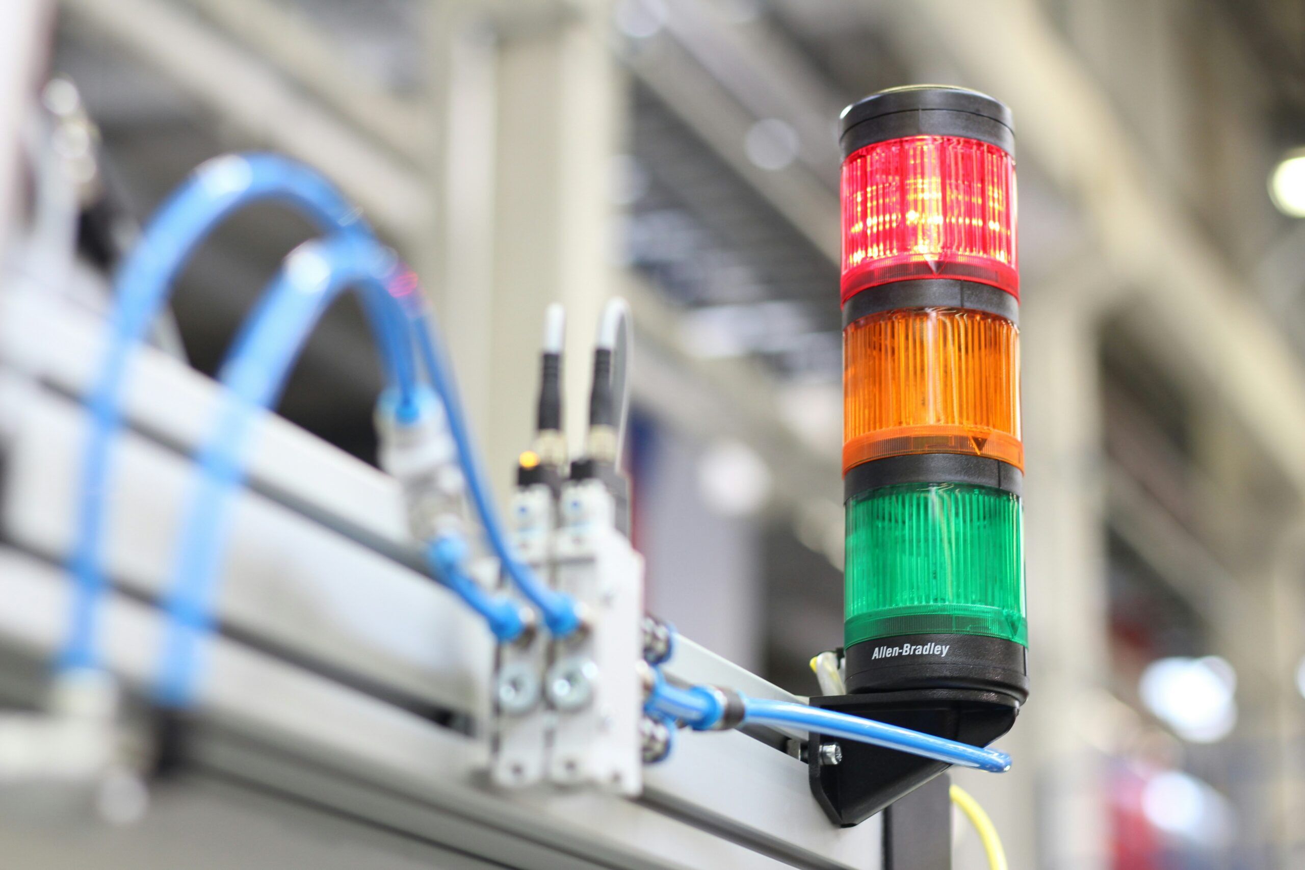 Industrial warning light on a production system representing high SQL Server CPU as a signal that requires further diagnosis.