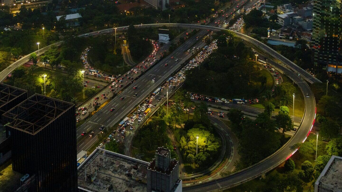Busy highway interchange as a metaphor for SQL Server execution plans and runtime context